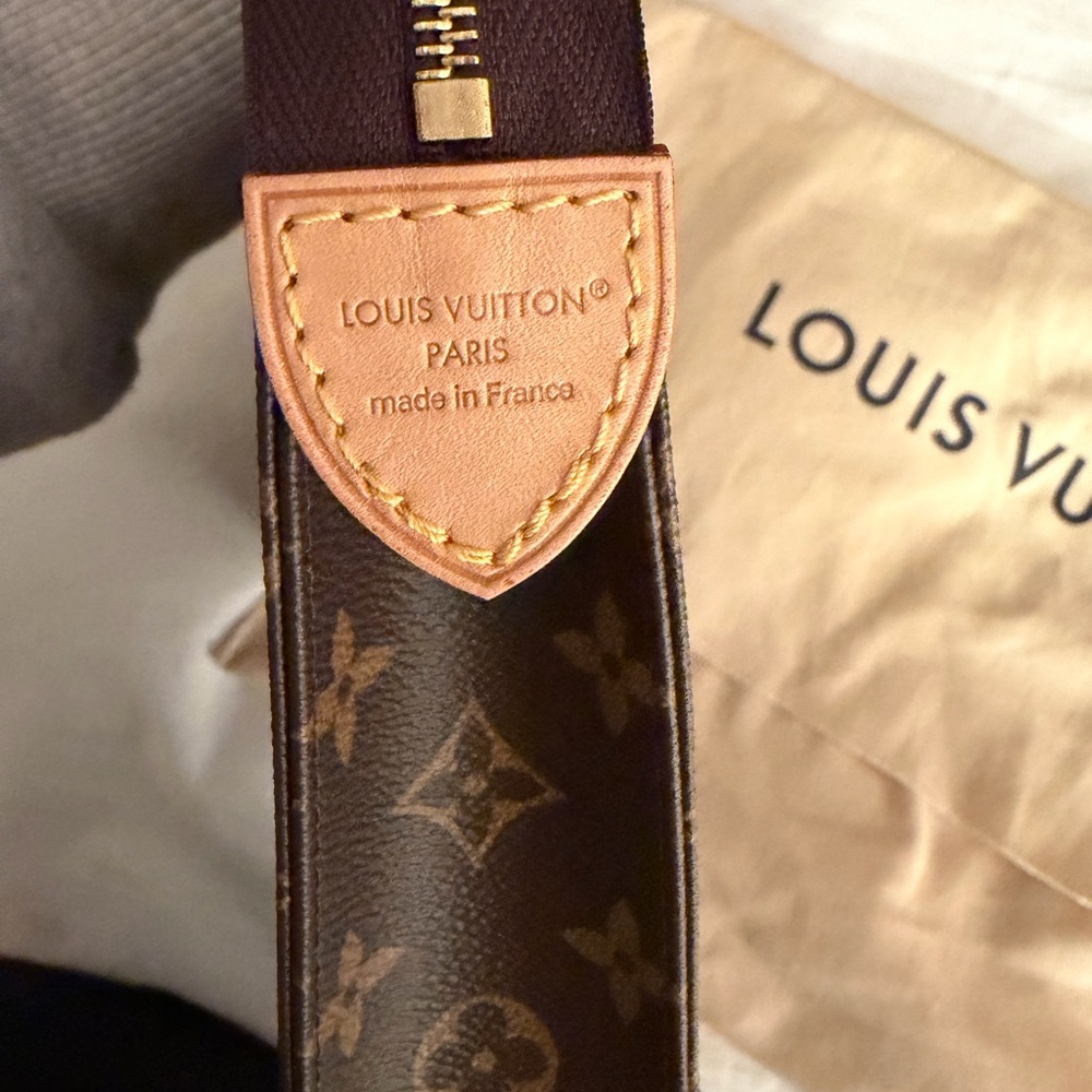 Louis Vuitton Toliet Pouch - Picture 6 of 7